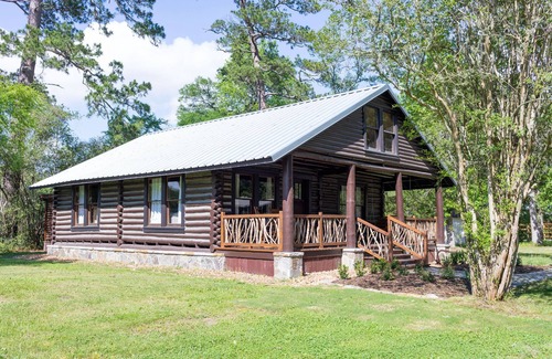 Livingston Cabin | Rustic Charm with Modern Amenities, Two Creeks Crossing Resort