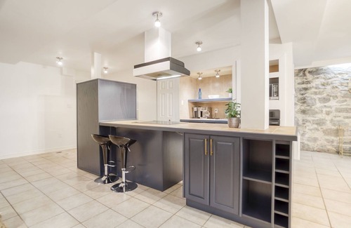 Westmount Condo | Rustic & Chic 2 Bedroom condo 5min to downtown