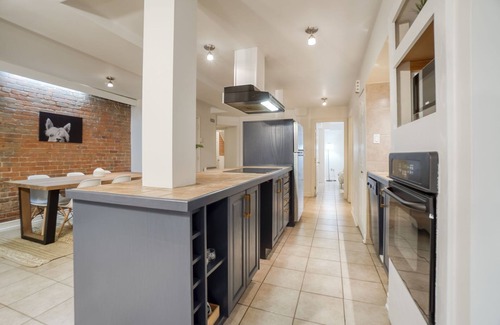 Westmount Condo | Rustic & Chic 2 Bedroom condo 5min to downtown