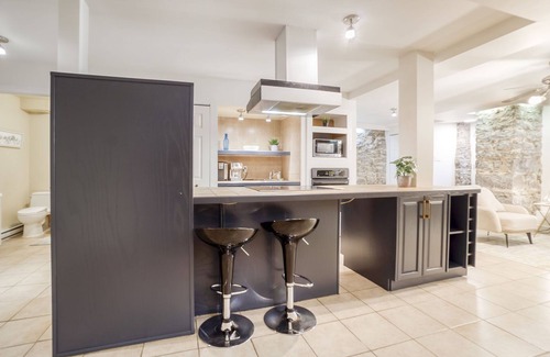 Westmount Condo | Rustic & Chic 2 Bedroom condo 5min to downtown