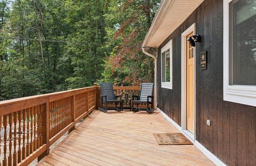 Luray Cabin | Rustic-Chic Cabin, Hot Tub, Pets, Cedar Sauna & Walk to River Outfitters