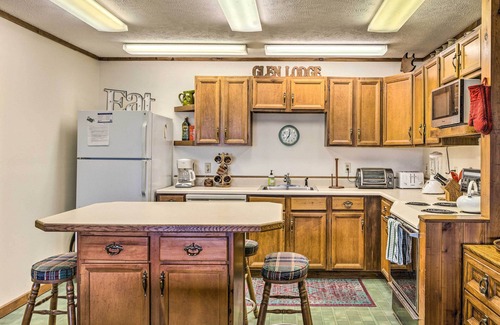 Glen Arbor Apartment | Rustic-Chic Lake Glen Studio: 4 Mi to Beach!