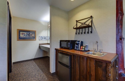 Columbia Hotel | Rustic & Cozy Columbia Getaway: Heated Pool w/Outdoor Patio! Parking