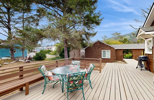 Neskowin Cabin | Rustic dog-friendly beach home on Neskowin Marsh Golf Course + 2 blocks to beach