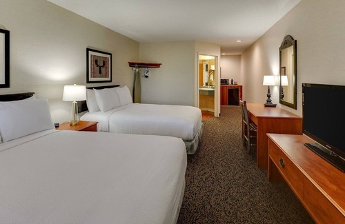 Peoria Hotel | Rustic Elegance Meets Modern Comfort Near IL River Valley | 2 Units
