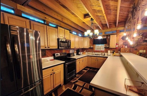 Pipestem Cabin | Rustic Family Cabin for nine right across the street from Pipestem State Park!