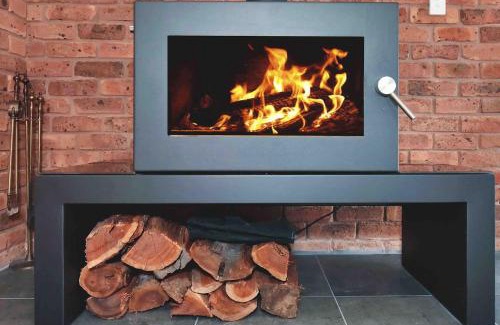 Lovedale House | Rustic Family Retreat Hot Tub , Pool Games Room