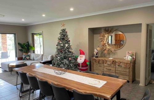 Lovedale House | Rustic Family Retreat Hot Tub , Pool Games Room