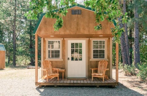 Cave Junction Cabin | Rustic Glamping Cabin - Camp in style and comfort!