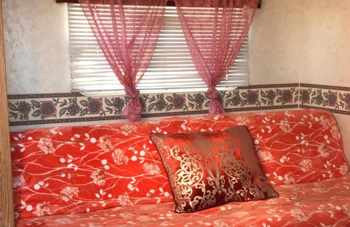 Meadview Cabin | Rustic Gypsy Glamping- SkyWalk, Lake Mead, Site Seeing, Hiking, Fishing