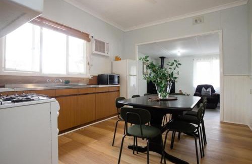 Hacketts Gully House | Rustic Hills Getaway