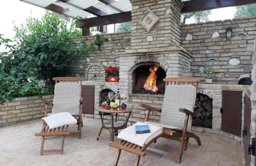 Citta Sant'Angelo Apartment | Rustic Home with pool