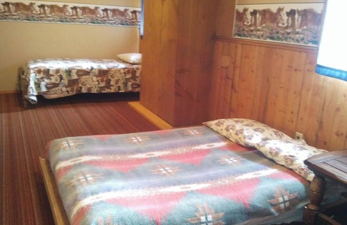 Dillon Cabin | Rustic, Horse Prairie Room with 3 Beds in Grant MT.