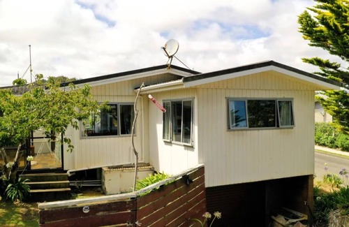 Waitarere Beach House | Rustic Kiwi Bach at the Beach!