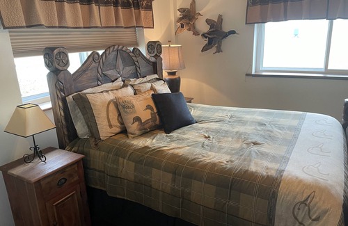 Calvert Cabin | Rustic Lodge on 100 acre ranch between College Station and Waco