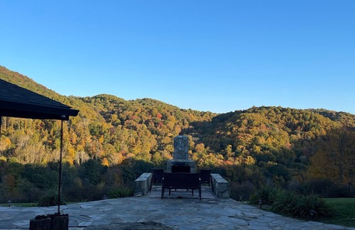 Mars Hill Cabin | Rustic log cabin~ HOT TUB~ Breathtaking mountian views near Hatley Point