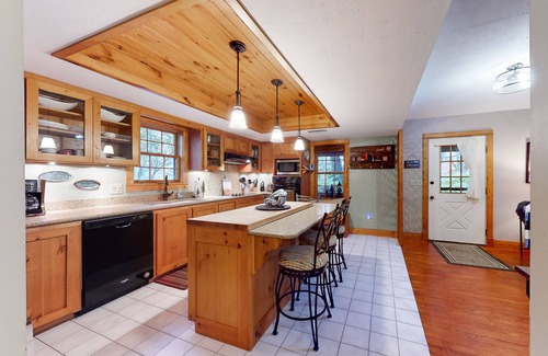 Lake Lure House | Rustic log cabin in Rumbling Bald with firepit, deck, & pool access