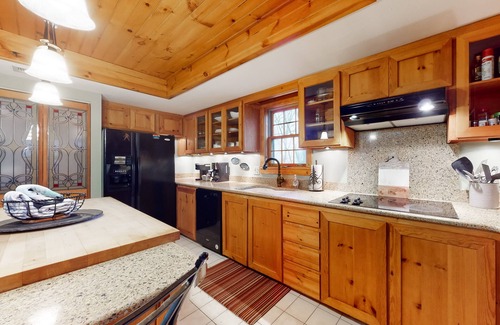 Lake Lure House | Rustic log cabin in Rumbling Bald with firepit, deck, & pool access