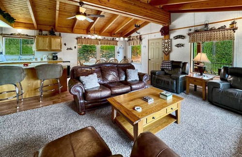 Cascade Apartment | Rustic Pines .