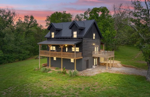 Mohawk House | Rustic & private log cabin in East Tennessee (dogs allowed!)