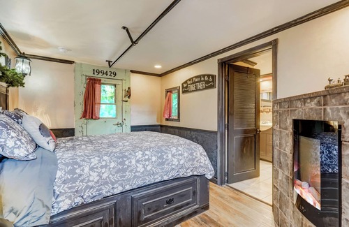 Cascade House | Rustic Railway Retreat - Historic caboose - 10 min from Colorado Springs