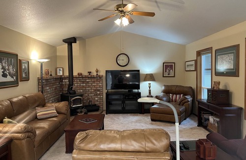 Rogue River House | Rustic Ranch ~ 5 Acres Peaceful & Private with room to roam and fish on site