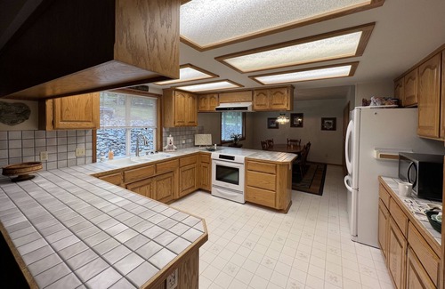 Rogue River House | Rustic Ranch ~ 5 Acres Peaceful & Private with room to roam and fish on site