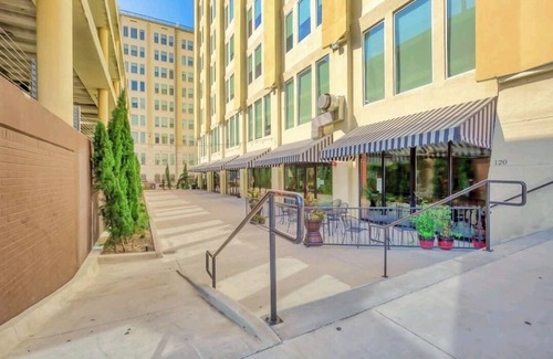Downtown Dallas Apartment | Rustic Realm/2BR2Bath/KayBaileyCenter/Pool/GYM