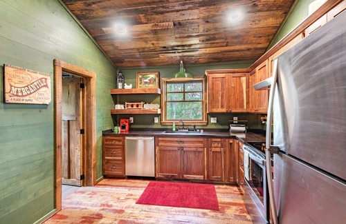 Talking Rock Cabin | Rustic Remote Romantic Log Cabin Getaway with Hot tub! 4 wheel drive recommended