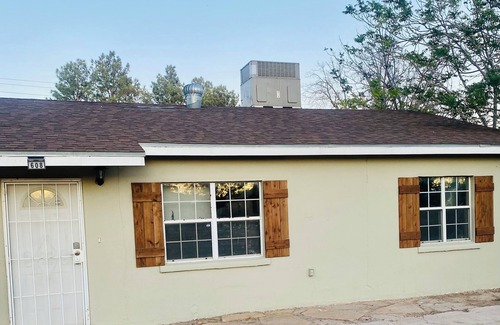 Carlsbad House | Rustic Retreat Cozy 2BR Fast Wi-Fi, Private Yard, Patios & Everything You Need