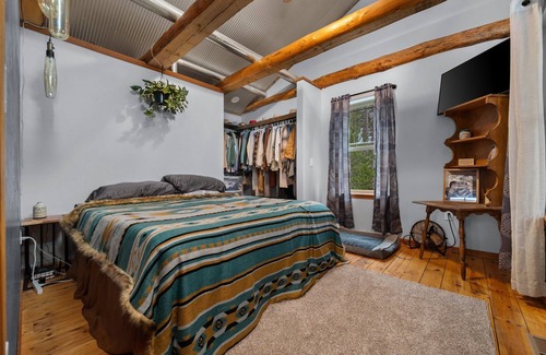 Mayfield Cabin | Rustic Retreat in Kingsley