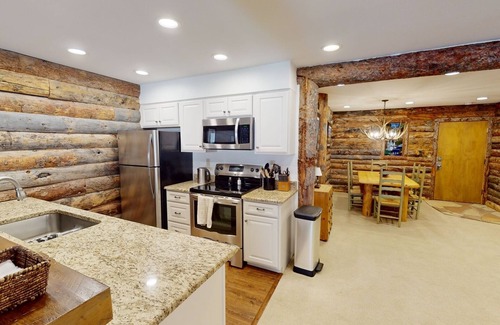 Crested Mountain Village Apartment | Rustic Retreat - Mt Crested Butte
