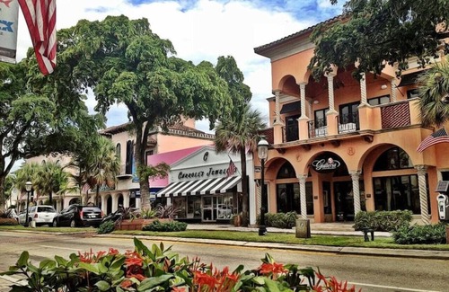 Poinciana Park Apartment | Rustic Retreats: 1BR for 4 guests minutes from Las Olas