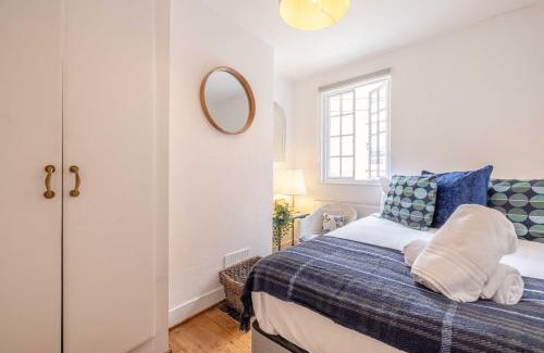 Windsor City Centre Ski Chalet | Rustic Royal Windsor Castle Cottage alfresco dining characterful
