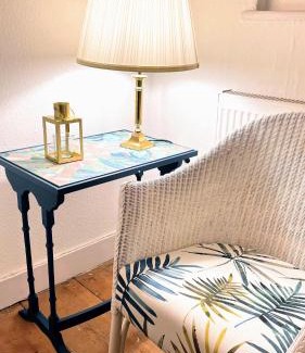 Windsor City Centre Ski Chalet | Rustic Royal Windsor Castle Cottage alfresco dining characterful