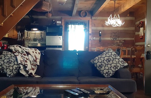 Warrensville Cabin | Rustic, Secluded Cabin-Walk to River-Hot tub-Close to Downtown West Jefferson