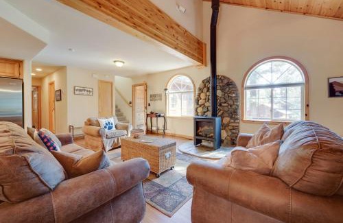 Truckee House | Rustic Truckee Cabin Retreat with Community Pool!