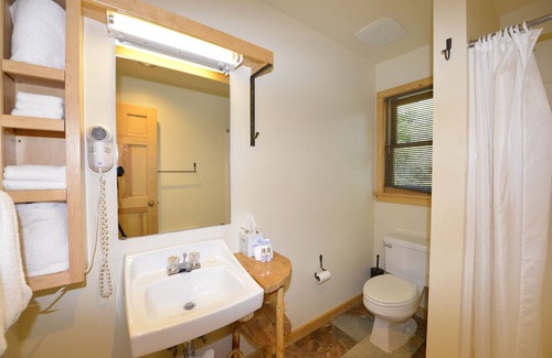 Mazama Cabin | Rustic Two Bedroom Cabin
