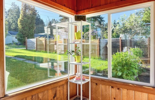Bainbridge Island House | Rustic Wildflower Retreat. Charming historic 2BR on Bainbridge near beach w/AC
