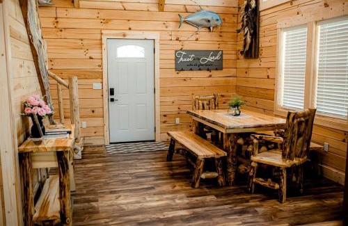 Mannsville House | Rustic Wooden Cabin with Hot-tub in Campbellsville, Kentucky