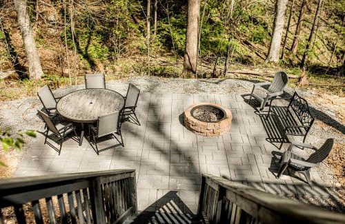 Mannsville House | Rustic Wooden Cabin with Hot-tub in Campbellsville, Kentucky