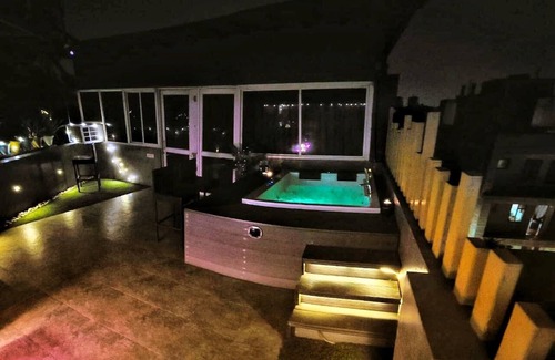 Hauz Khas Apartment | Rusty Roads, South Delhi, New Delhi, Terrace with Jacuzzi for Nature lovers