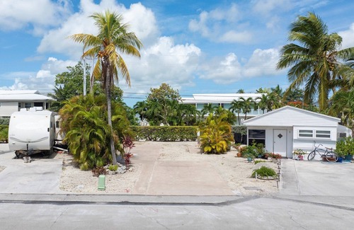 Cudjoe Key RV Rental | RV Lot in Oceanfront Community | Concrete Pad, Lush Landscaping, Walk to Pool & On Site Store
