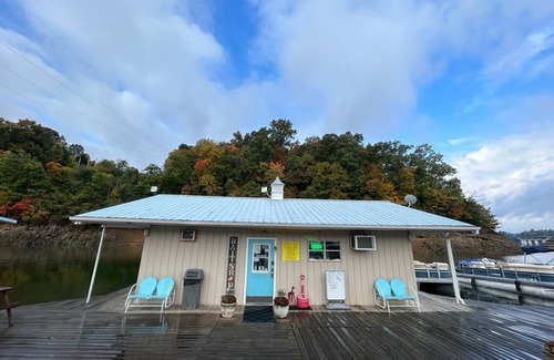 Dandridge House | RV There Yet Roomy, Modern Camper on Lake Douglas near Gatlinburg & Pigeon Forge