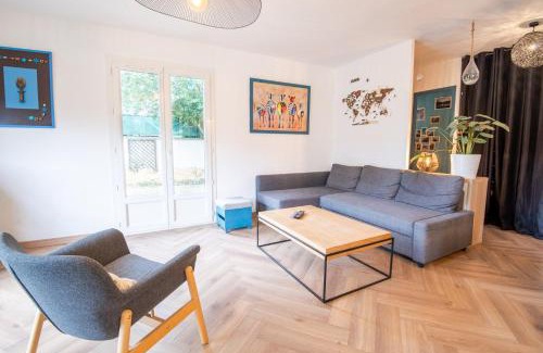 Cormery House | Séjour haut en couleurs