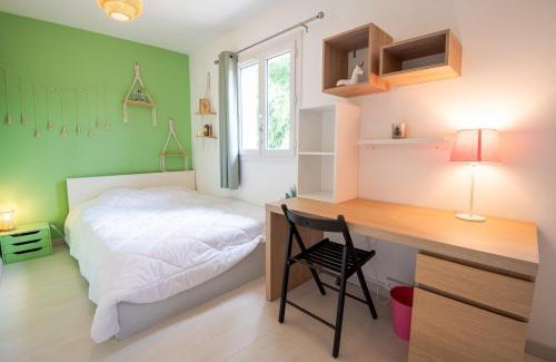 Cormery House | Séjour haut en couleurs