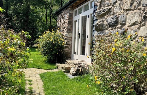 Mawddwy Apartment | S/C Studio in medieval farm house Ideal for walkers, birders & writers.