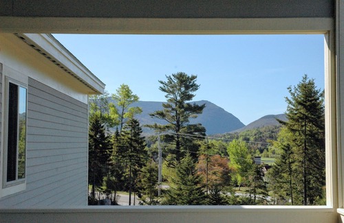 Bretton Woods Apartment | S48 Upper level end unit condo 10 minute walk to Mt Washington Hotel,