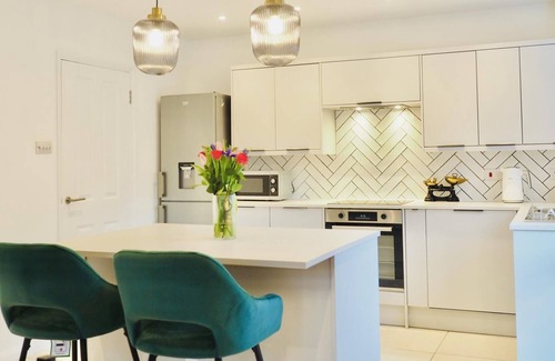 Rushmoor District Apartment | SA Today Farnborough (Fibre Wi-Fi & Netflix)!