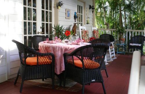 Parrot Cove Bed & Breakfast | Sabal Palm House Bed and Breakfast